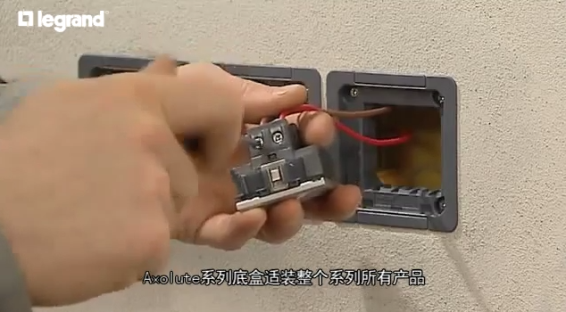外國電工如何家裝之開關(guān)插座并排安裝過程