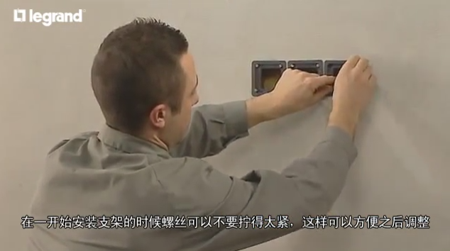 外國電工如何家裝之開關(guān)插座并排安裝過程