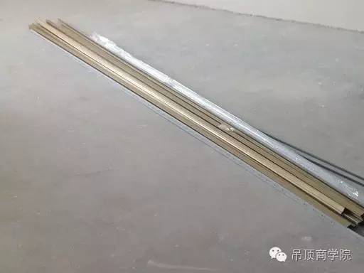 家里裝個吊頂一月用了1000元電，劣質吊頂你敢用？